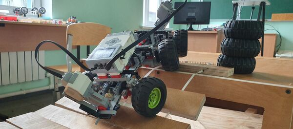 Управляемая модель, сконструированная на уроке робототехники - Sputnik Армения