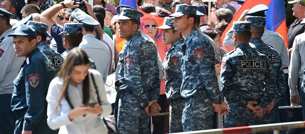 Сотрудники полиции перед зданием суда (17 сентября 2019). Еревaн - Sputnik Армения