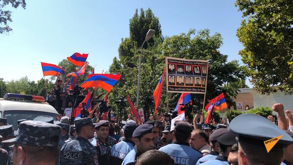 Реакция активистов на оглашение вердикта суда об изменении меры пресечения Роберта Кочаряна - Sputnik Армения