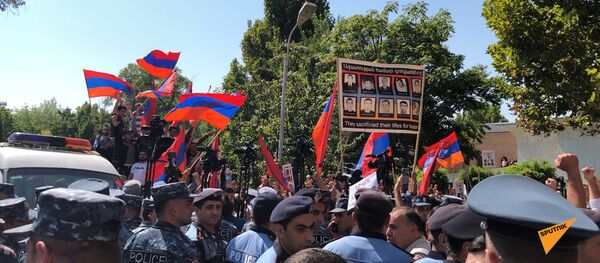 Реакция активистов на оглашение вердикта суда об изменении меры пресечения Роберта Кочаряна - Sputnik Արմենիա