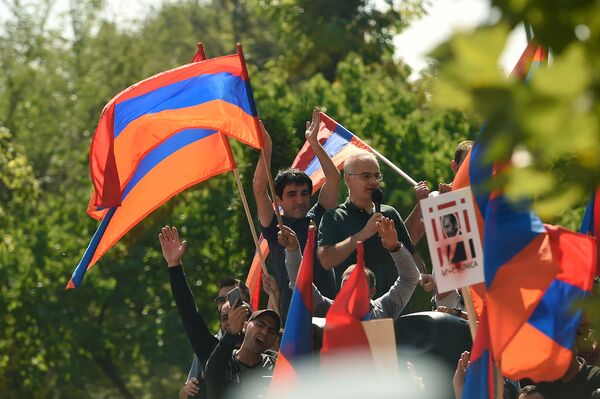 Противники Роберта Кочаряна перед зданием суда после оглашения решения суда о мере пресечения Роберта Кочаряна (17 сентября 2019). Еревaн Противники Роберта Кочаряна перед зданием суда после оглашения решения суда о мере пресечения Роберта Кочаряна (17 сентября 2019). Еревaн - Sputnik Армения