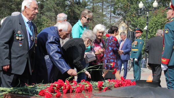Ветераны принесли цветы к Вечному огню - Sputnik Армения