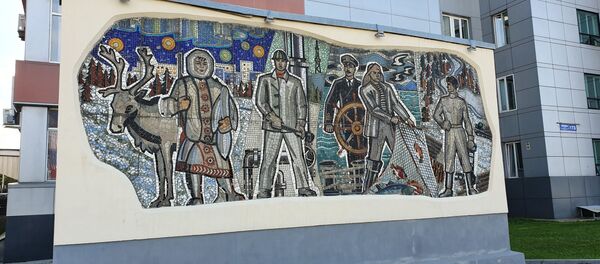Мозаика у здания городской администрации дает представление о профессиях населения Сахалина Мозаика у здания городской администрации дает представление о профессиях населения Сахалина - Sputnik Армения