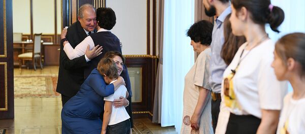 Президент Армен Саркисян с супругой Нунэ Саркисян встретились с внуками и правнуками Ованнеса Туманяна (17 сентября 2019). Еревaн - Sputnik Արմենիա