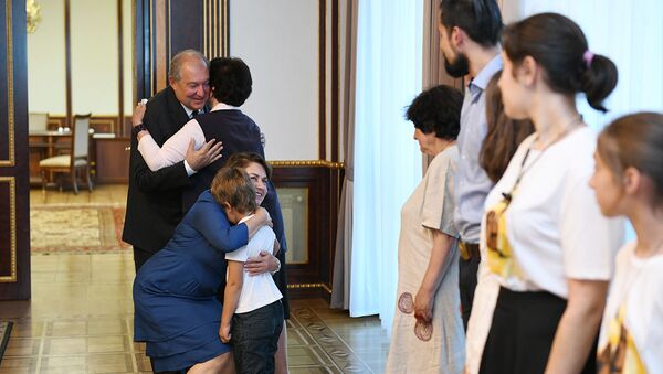 Президент Армен Саркисян с супругой Нунэ Саркисян встретились с внуками и правнуками Ованнеса Туманяна (17 сентября 2019). Еревaн - Sputnik Արմենիա