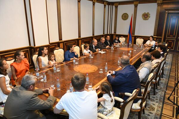 Հովհաննես Թումանյանի թոռներն ու ծոռները հավաքվել են Հայաստանում - Sputnik Արմենիա