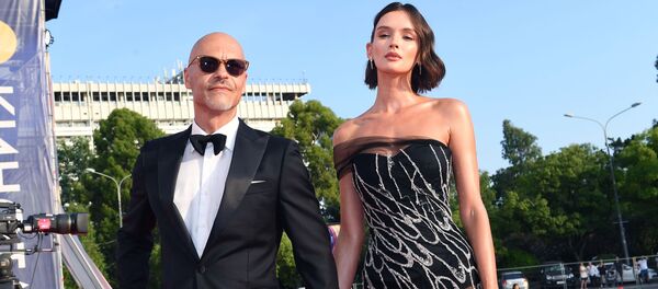 Федор Бондарчук и Паулина Андреева на Звездной дорожке перед церемонией закрытия 30-го Открытого фестиваля российского кино Кинотавр (16 июня 2019). Сочи - Sputnik Армения