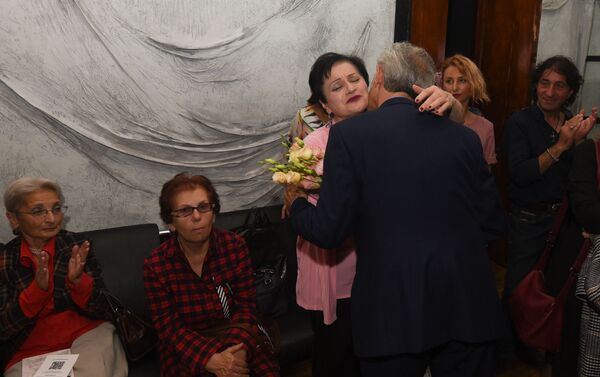 Рубен Пашинян поздравляет маму на презентации своего сборника Постфактум - Sputnik Армения
