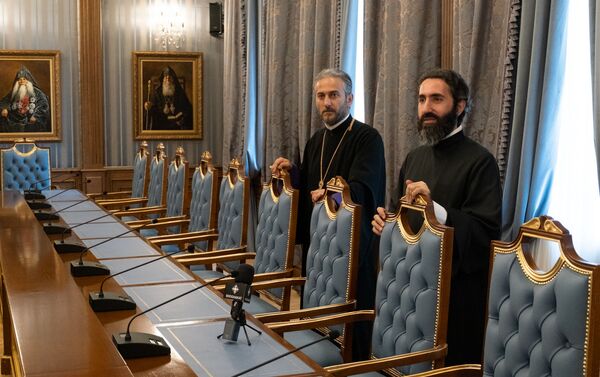Мушег епископ Бабаян и иерей Асохик Карапетян в отреставрированной резиденции Католикоса - Sputnik Армения