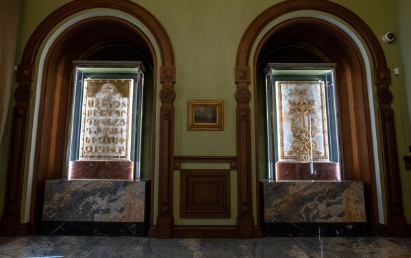 Золотой алфавит и крест в отреставрированной резиденции Католикоса - Sputnik Армения