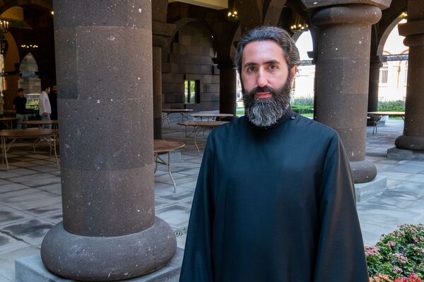 Директор музеев и архивов Первопрестольного Св. Эчмиадзина иерей Асохик Карапетян - Sputnik Армения