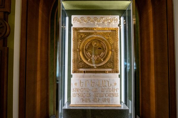 Золотой герб Советской Армении в отреставрированной резиденции Католикоса - Sputnik Армения