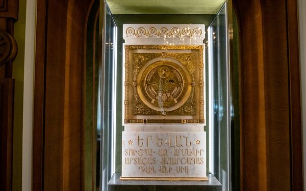 Золотой герб Советской Армении в отреставрированной резиденции Католикоса - Sputnik Армения