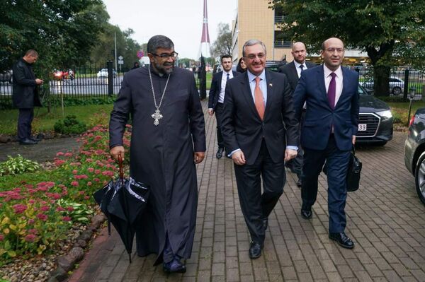 Визит Зограба Мнацаканяна в Ригу: Армения и Латвия будут дружить домами Визит Зограба Мнацаканяна в Ригу: Армения и Латвия будут дружить домами - Sputnik Армения