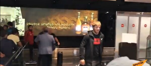 Болельщики встречают армянских борцов в аэропорту Звартноц Болельщики встречают армянских борцов в аэропорту Звартноц - Sputnik Армения