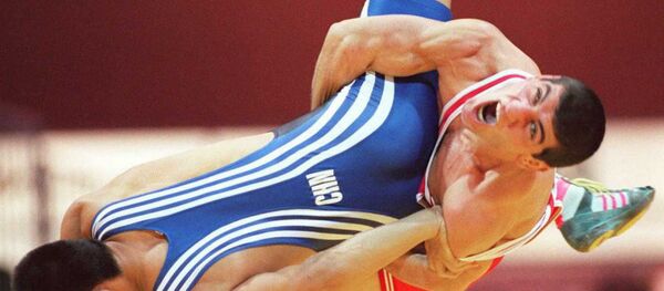 Мхитар Манукян (Армения) и Ху Гохуна (Китай) во время олимпийского матча по греко-римской борьбе (22 июля 1996). Джорджия, Атланта - Sputnik Армения