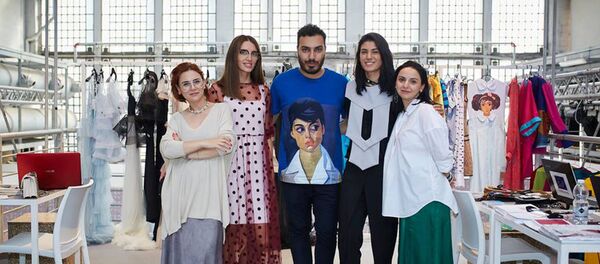 Армянский дизайнер Ваан Хачатрян со своими коллегами другими армянскими дизайнерами - Sputnik Армения