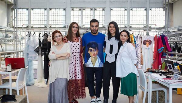 Армянский дизайнер Ваан Хачатрян со своими коллегами другими армянскими дизайнерами - Sputnik Армения