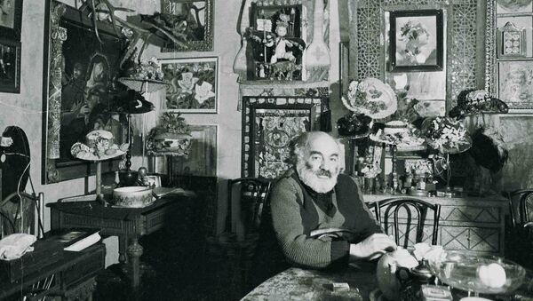 Сергей Параджанов в своем доме в Тбилиси, 1985 - Sputnik Армения