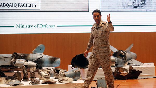 Представитель минобороны Саудовской Аравии, полковник Турки аль-Малки демонстрирует ракеты и беспилотники, используемые при атаке на объекты нефтяной промышленности Саудовской Аравии (18 сентября 2019). Эр-Рияд - Sputnik Армения