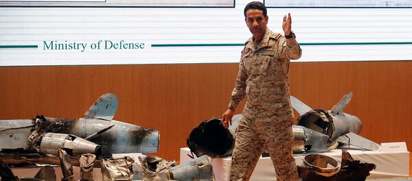 Представитель минобороны Саудовской Аравии, полковник Турки аль-Малки демонстрирует ракеты и беспилотники, используемые при атаке на объекты нефтяной промышленности Саудовской Аравии (18 сентября 2019). Эр-Рияд - Sputnik Армения