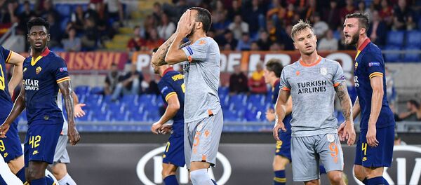 Турецкий полузащитник ФК Стамбул Басакшехир Мехмет Топал (в центре) во время матча группы J Лиги Европы UEFA между командами Рома и Истанбул Башакшехир (19 сентября 2019). Рим Турецкий полузащитник ФК Стамбул Басакшехир Мехмет Топал (в центре) во время матча группы J Лиги Европы UEFA между командами Рома и Истанбул Башакшехир (19 сентября 2019). Рим - Sputnik Армения