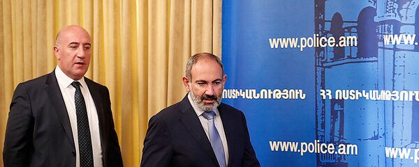 Премьер-министр Никол Пашинян и исполняющий обязанности начальника полиции Арман Саркисян перед заседанием руководящего состава Полиции (20 сентября 2019). Еревaн Премьер-министр Никол Пашинян и исполняющий обязанности начальника полиции Арман Саркисян перед заседанием руководящего состава Полиции (20 сентября 2019). Еревaн - Sputnik Արմենիա