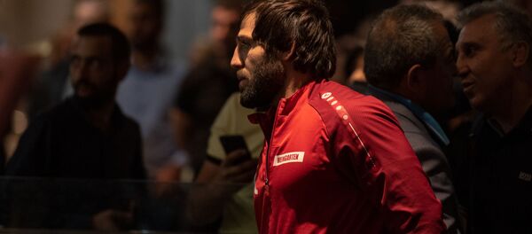 Борец Карапет Чалян во время встречи греко-римских борцов после окончания ЧМ-2019 в аэропорту Звартноц (19 сентября 2019). Еревaн - Sputnik Армения