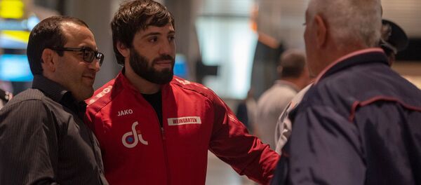 Борец Карапет Чалян во время встречи греко-римских борцов после окончания ЧМ-2019 в аэропорту Звартноц (19 сентября 2019). Еревaн Борец Карапет Чалян во время встречи греко-римских борцов после окончания ЧМ-2019 в аэропорту Звартноц (19 сентября 2019). Еревaн - Sputnik Армения