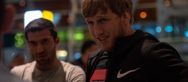 Борец Артур Алексанян во время встречи греко-римских борцов после окончания ЧМ-2019 в аэропорту Звартноц (19 сентября 2019). Еревaн Борец Артур Алексанян во время встречи греко-римских борцов после окончания ЧМ-2019 в аэропорту Звартноц (19 сентября 2019). Еревaн - Sputnik Արմենիա