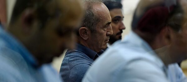 Реакция Роберта Кочаряна на оглашение решения суда о его освобождении под залог (20 сентября 2019). Еревaн Реакция Роберта Кочаряна на оглашение решения суда о его освобождении под залог (20 сентября 2019). Еревaн - Sputnik Արմենիա