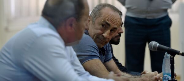 Реакция Роберта Кочаряна на оглашение решения суда о его освобождении под залог (20 сентября 2019). Еревaн - Sputnik Армения