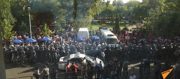 Что происходило у здания суда по делу Кочаряна - Sputnik Армения