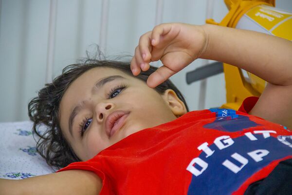 Мы не надеялись на чудо, а оно произошло: семья выжившего после падения с 6 этажа ребенка  - Sputnik Армения