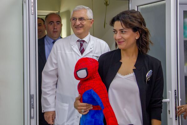 Мы не надеялись на чудо, а оно произошло: семья выжившего после падения с 6 этажа ребенка  - Sputnik Армения