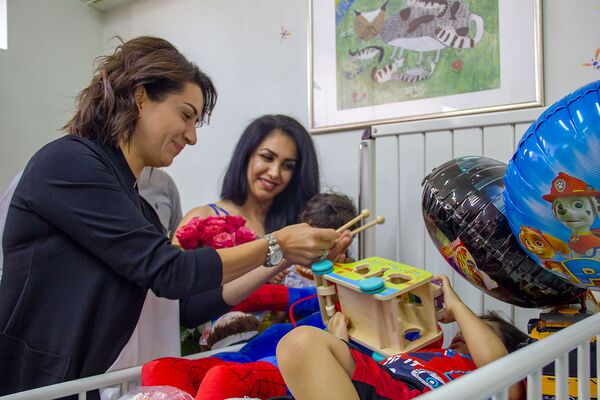 Мы не надеялись на чудо, а оно произошло: семья выжившего после падения с 6 этажа ребенка  - Sputnik Армения