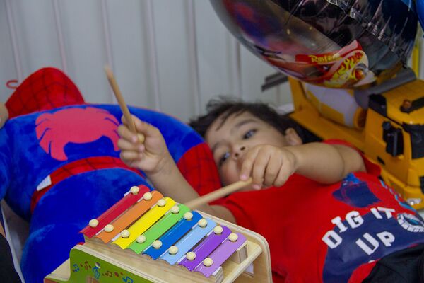 «Հույս չունեինք, որ լավ ավարտ է լինելու». հրաշք` 6–րդ հարկից ընկած երեխայի կյանքում «Հույս չունեինք, որ լավ ավարտ է լինելու». հրաշք` 6–րդ հարկից ընկած երեխայի կյանքում - Sputnik Արմենիա