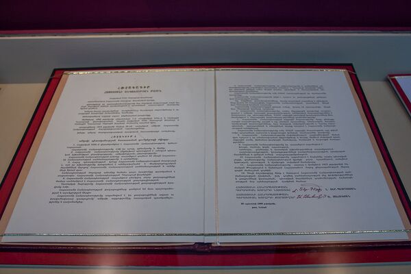 Շեփորից մինչև ՀՀ առաջին անձնագիրը. Անկախության եզակի սիմվոլները պատմության թանգարանում են - Sputnik Արմենիա