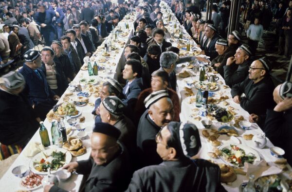 Даже плов будет ограничен: в Узбекистане запретили праздновать свадьбы 7 дней, 7 ночей - Sputnik Армения