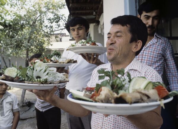 Даже плов будет ограничен: в Узбекистане запретили праздновать свадьбы 7 дней, 7 ночей - Sputnik Армения