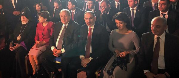 Католикос Гарегин Второй, президент Армен Саркисян с супругой Нунэ, премьер-министр Никол Пашинян с супругой Анной Акопян и президент Карабаха Бако Саакян на праздничных мероприятиях Дня Независимости Армении (21 сентября 2019). Гюмри - Sputnik Армения