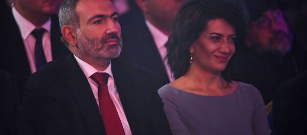 Премьер-министр Никол Пашинян с супругой Анной Акопян на праздничных мероприятиях Дня Независимости Армении (21 сентября 2019). Гюмри - Sputnik Արմենիա