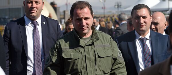 Министр обороны Давид Тоноян прибывает в Черную крепость на праздничные мероприятия Дня Независимости Армении (21 сентября 2019). Гюмри - Sputnik Արմենիա