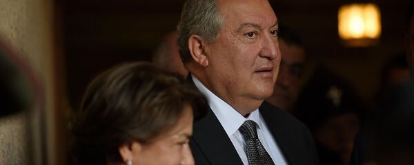 Президент Армен Саркисян с супругой Нунэ прибывают в Черную крепость на праздничные мероприятия Дня Независимости Армении (21 сентября 2019). Гюмри - Sputnik Արմենիա