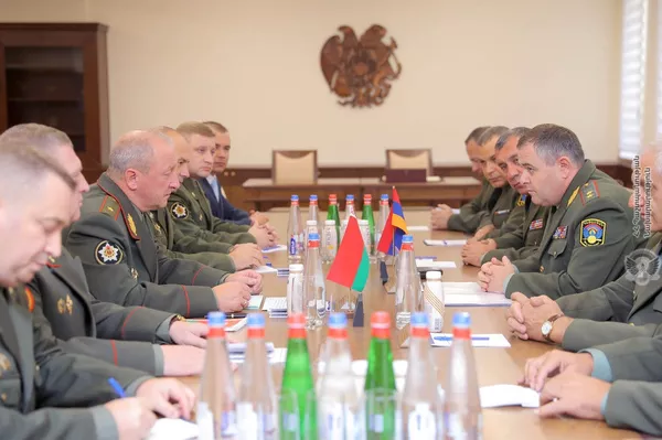 Главы Генштабов ВС Армении и Беларуси обсудили военное сотрудничество Главы Генштабов ВС Армении и Беларуси обсудили военное сотрудничество - Sputnik Армения