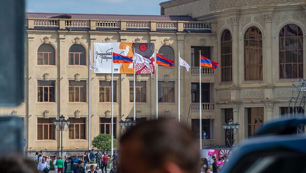Здание городской администрации в День Независимости Армении (21 сентября 2019). Гюмри - Sputnik Армения