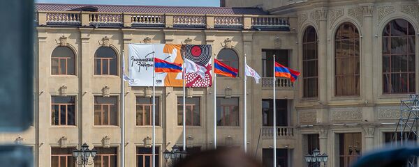 Здание городской администрации в День Независимости Армении (21 сентября 2019). Гюмри Здание городской администрации в День Независимости Армении (21 сентября 2019). Гюмри - Sputnik Армения