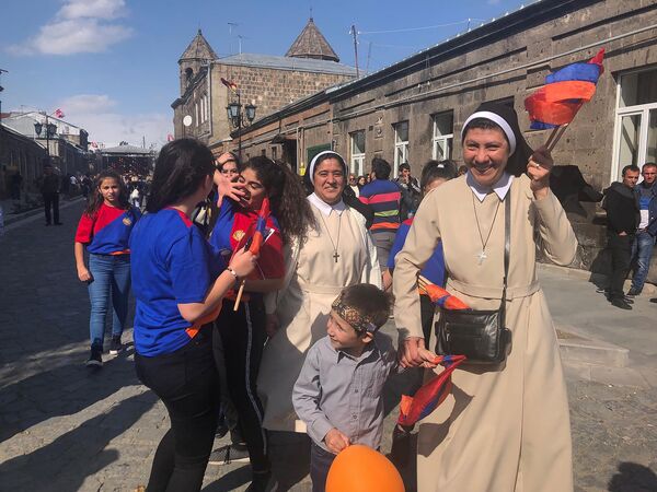 «Ծո՛, ինչղ լավ է, հբը օր կսեինք` աշխարհի կենտրոնը Գյումրին է». տոնական հայրաքաղաքը «Ծո՛, ինչղ լավ է, հբը օր կսեինք` աշխարհի կենտրոնը Գյումրին է». տոնական հայրաքաղաքը - Sputnik Արմենիա