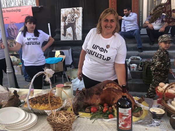 «Ծո՛, ինչղ լավ է, հբը օր կսեինք` աշխարհի կենտրոնը Գյումրին է». տոնական հայրաքաղաքը «Ծո՛, ինչղ լավ է, հբը օր կսեինք` աշխարհի կենտրոնը Գյումրին է». տոնական հայրաքաղաքը - Sputnik Արմենիա