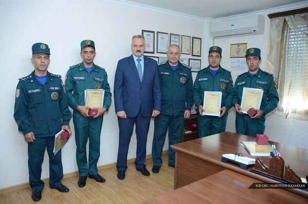 Гендиректор армянской дочки РЖД наградил спасателей, тушивших пожар состава с бензином Гендиректор армянской дочки РЖД наградил спасателей, тушивших пожар состава с бензином - Sputnik Армения
